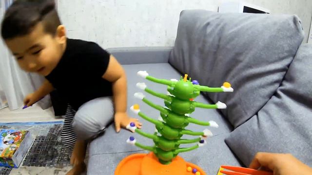 Дамико играет с новыми игрушками! #ойын #ойыншықтар смотреть онлайн