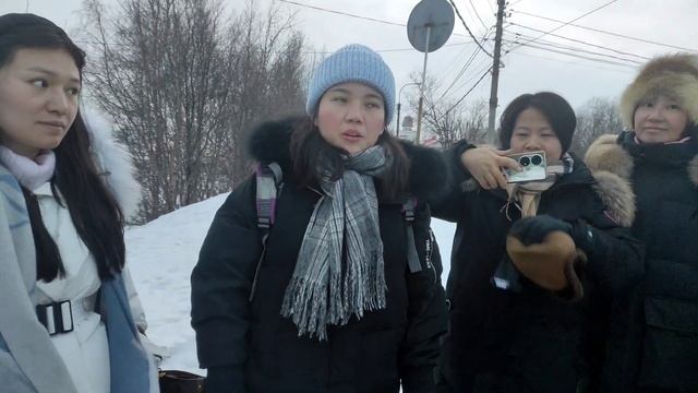 Мурманск. Встретила на прогулке у Семеновского озера группу китайских ту ристов. смотреть онлайн