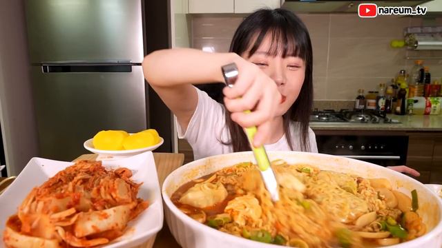 [면치기 레전드]새벽에 보면 안되는 영상ㅋㅋㅋ 10인분 대왕 떡만두 라면 먹방!!🔥ㅣ라면 리얼 먹방ㅣEat 7 Supersize Korean Spicy Ramen MUKBANG смотреть онлайн