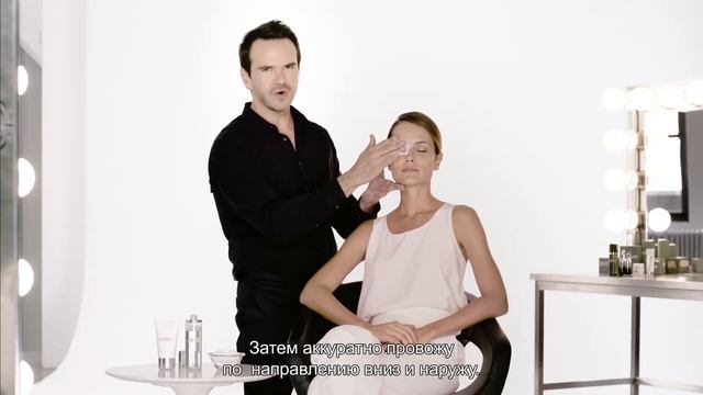 Удаление макияжа глаз мицеллярной водой The Cleansing Micellar Water | Уход за кожей La Mer | La Me смотреть онлайн