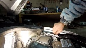 Установка газовых упоров капота на Volkswagen Polo своими руками.