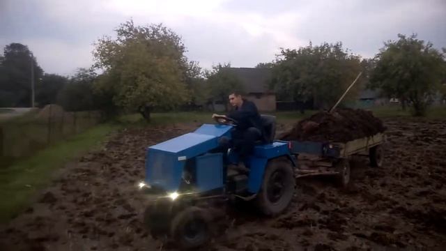 Минитрактор Дырчик, развозим навоз смотреть онлайн