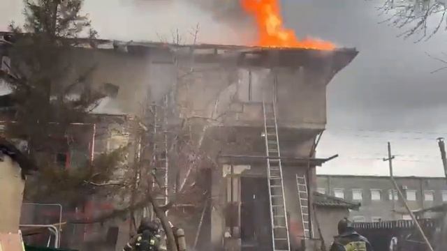 Крыша здания обрушилась во время пожара в Караганде смотреть онлайн