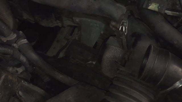 Проверка наличия катализатора и замена подушки двигателя на Mercedes-Benz w163 ML270 смотреть онлайн