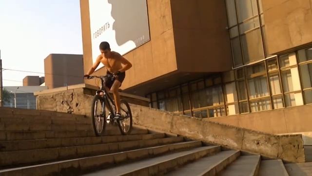 Спуск с лестницы (Danny Macaskill trial style) смотреть онлайн