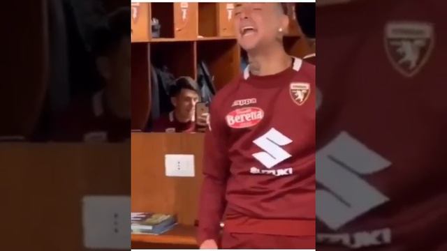 Armando Izzo show nello spogliatoio смотреть онлайн