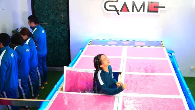 SQUID GAMES In Real Life | KAYCEE & RACHEL in WONDERLAND FAMILY смотреть онлайн