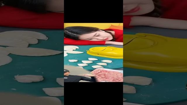 Лепим пельмени, манты, хинкали, машинка для пельменей, готовим дома #shorts #гаджеты #товарыдлядома смотреть онлайн