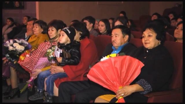 Артисты казахского театра в Шымкенте не выходят на сцену из-за холода смотреть онлайн