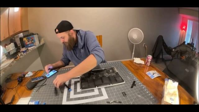 Replacing Battery on a MacBook Pro Retina, 15 inch смотреть онлайн
