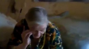 Бабка Разговаривает по телефону и ругаться матом (видео не моё)