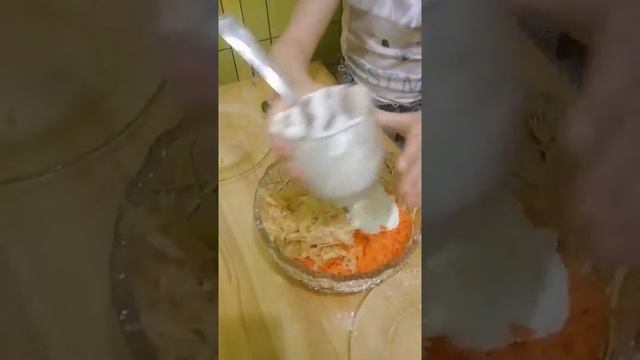 Рубрика готовим вместе с Ксюшей делаем салат с с морковью и яблоками очень получилось вкусно смотреть онлайн