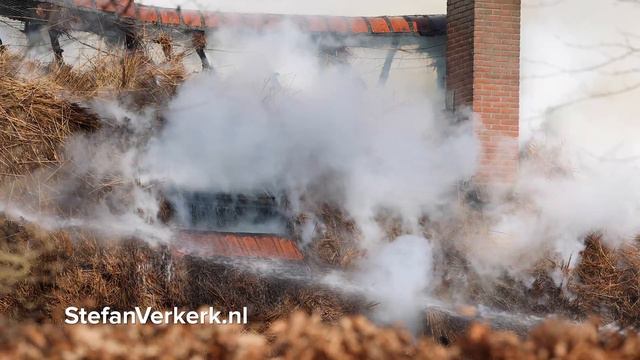 Grote brand verwoest rietgedekte woning Ooster Oenerweg Oene - ©StefanVerkerk.nl смотреть онлайн