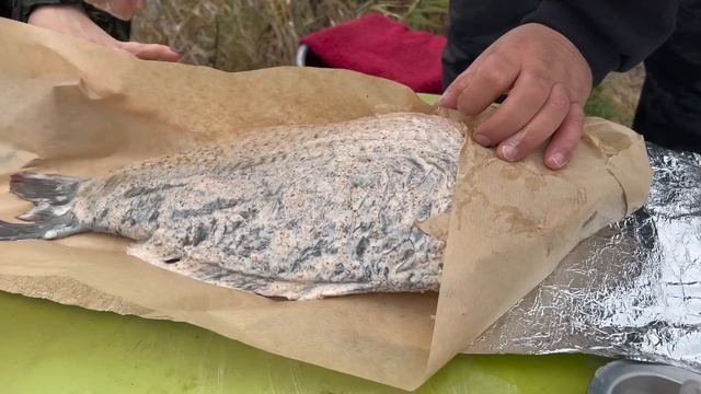 Рыба запеченная в фольге / Шампиньоны с шафраном / Живем в палатке / Ужин на костре смотреть онлайн