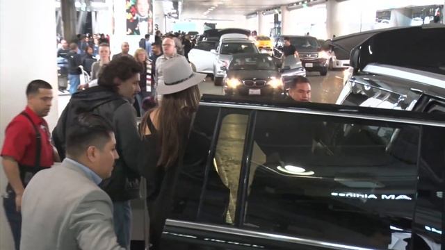 Metallica Rocker Lars Ulrich And Supermodel Girlfriend Jessica Miller Arrive In LA смотреть онлайн