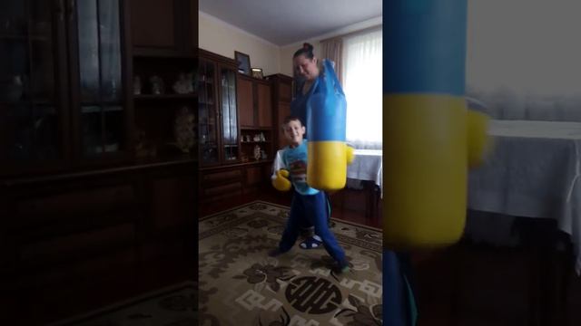 Дитяча боксерська груша та рукавиці у подарунок смотреть онлайн