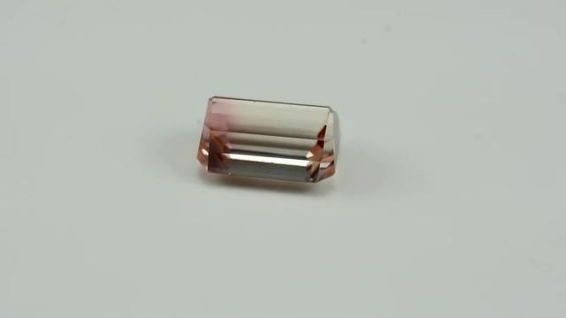 Натуральный Bi Color Турмалин формы октагон. 3.68 карата. смотреть онлайн