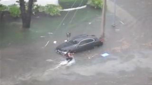 Девушка не смогла бросить свой BMW в беде! смотреть онлайн