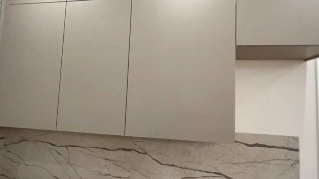 Угловая кухня без ручек с фасадами Mattelux смотреть онлайн