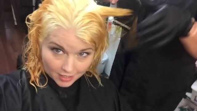 Red Hair to Blonde in less than 210 seconds: Step 1 смотреть онлайн