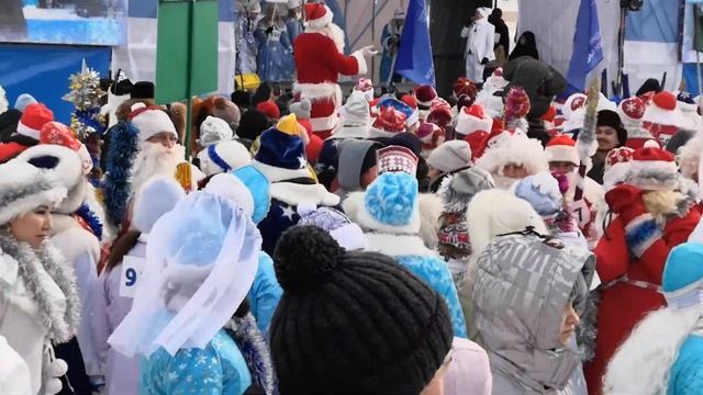 Парад Дедов Морозов и Снегурочек в Уфе!А возглавил его Никита Джигурда на белом коне! смотреть онлайн