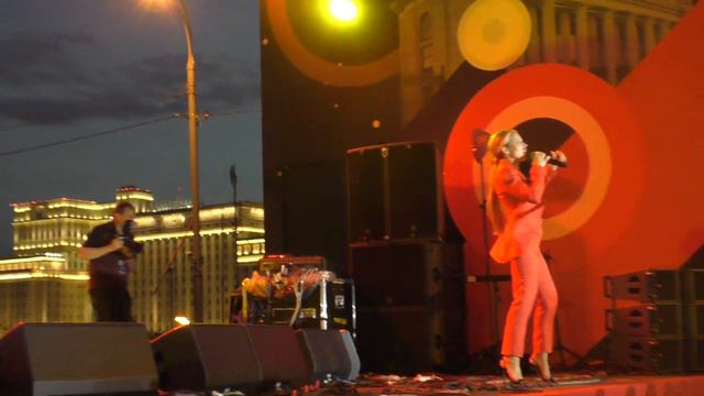 Юлия Михальчик - Снова и снова (Парк горького Радио дача 07 09 2019) смотреть онлайн