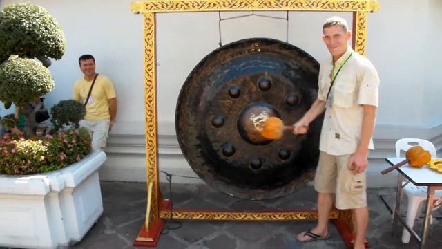 Гонг в буддистском храме (Банкок, Таиланд) смотреть онлайн