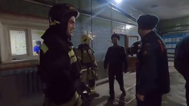 Тюменских пожарных провожают на пенсию, обливая водой из пожарных стволов смотреть онлайн