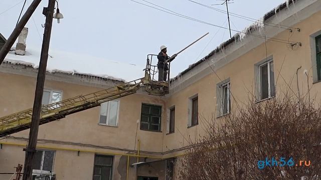 Очистка крыш МКД от наледи, снега и сосулек в УК "Фортуна" смотреть онлайн