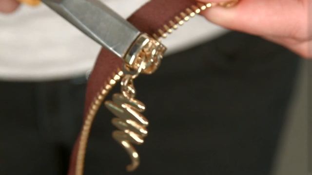 Заело молнию? Сломалась молния на куртке? Ремонт молнии на куртке! смотреть онлайн