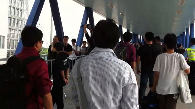 HK Apple Store (HK) Waiting Line Outside IFC Mall смотреть онлайн