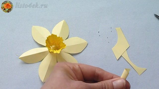 Как сделать нарцисс из обычной цветной бумаги. DIY Paper Daffodil Flower смотреть онлайн