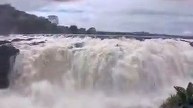 Salto la Llovizna. Ciudad Guayan Edo Bolívar, Venezuela. смотреть онлайн