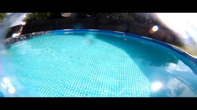 Проверка фотоаппарата в бассейне смотреть онлайн