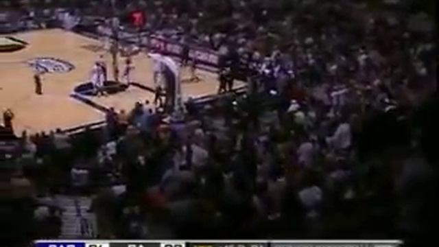 Manu Ginobili Catches (or destroy) a bat!! (in game broadcast) смотреть онлайн