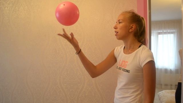 10x10 КАК ЗА 10 МИНУТ НАУЧИТЬСЯ КРУТИТЬ МЯЧ НА ПАЛЬЦЕ?