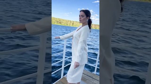 Белый костюм: пиджак и шорты-бермуды смотреть онлайн