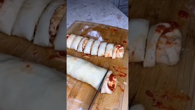 Мини-фокачча из слоеного теста с сыром и томатным соусом. смотреть онлайн