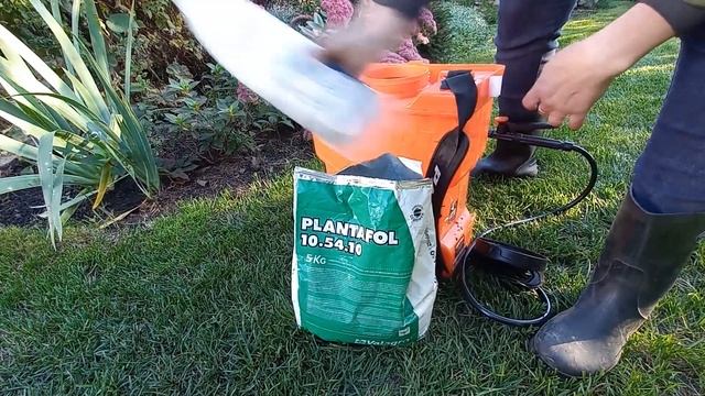 УХОД ЗА ГАЗОНОМ ОСЕНЬЮ, КОРМЛЮ ФОСФОРОМ.. смотреть онлайн