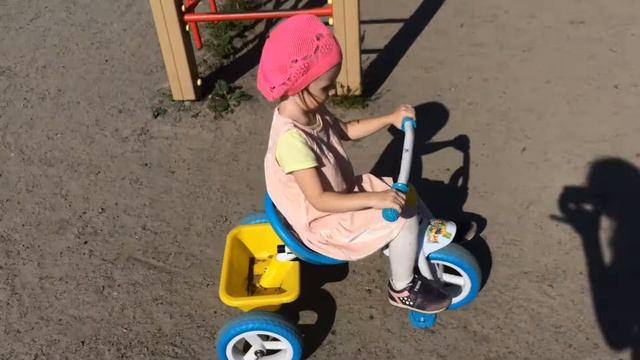 Милаша в первый раз на велосипеде. смотреть онлайн