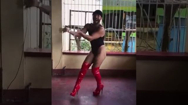 МУЖИК НА КАБЛУКАХ ТАНЦУЕТ ЛУЧШЕ,ЧЕМ ЛЮБАЯ БАБА смотреть онлайн