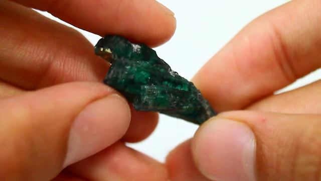 22.64TCW RICH SEMI TERMINATED EMERALD MINIATURE CRYSTAL смотреть онлайн
