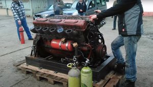 Запуск 39 литрового дизельного танкового двигателя V12