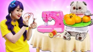 Развивающие игры в мягкие игрушки. Кот Дымок ест мандарины. Видео для детей