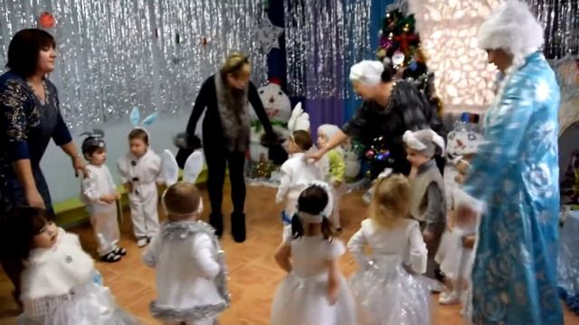 Новогодний утренник "В гости к новогодней ёлочке" в младшей группе 2018 год смотреть онлайн