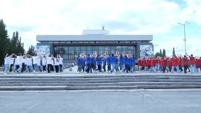 Всероссийская акция «Танцевальный флешмоб ко Дню России» #Россиякдш смотреть онлайн