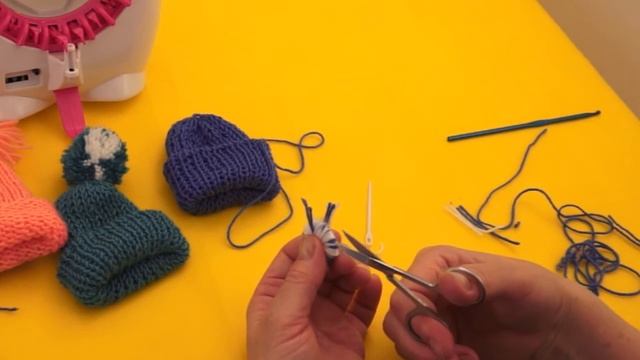 Помпон для кукольной шапочки. Вязание с Пингвином-ткачом №4