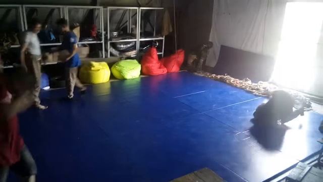 ОФП с кинетическим мячом, перекат назад смотреть онлайн