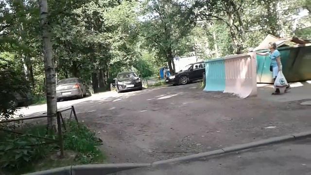 Бабка орет на "невидимых гадин" около помойки смотреть онлайн