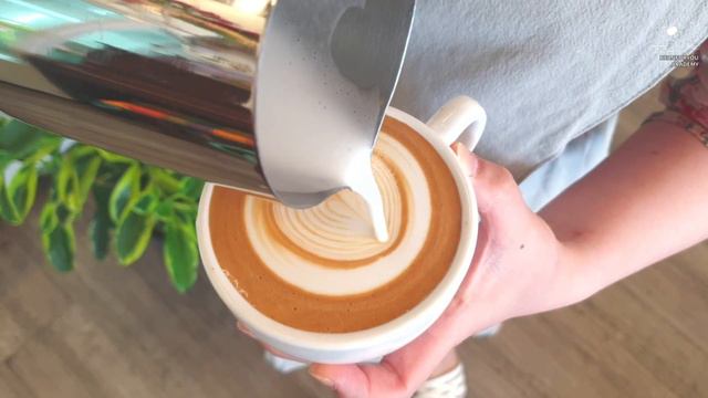 커피강의 라떼아트 핸들링 ☕ 결이 있는 하트 그리는 방법 How to practice latte art handling смотреть онлайн